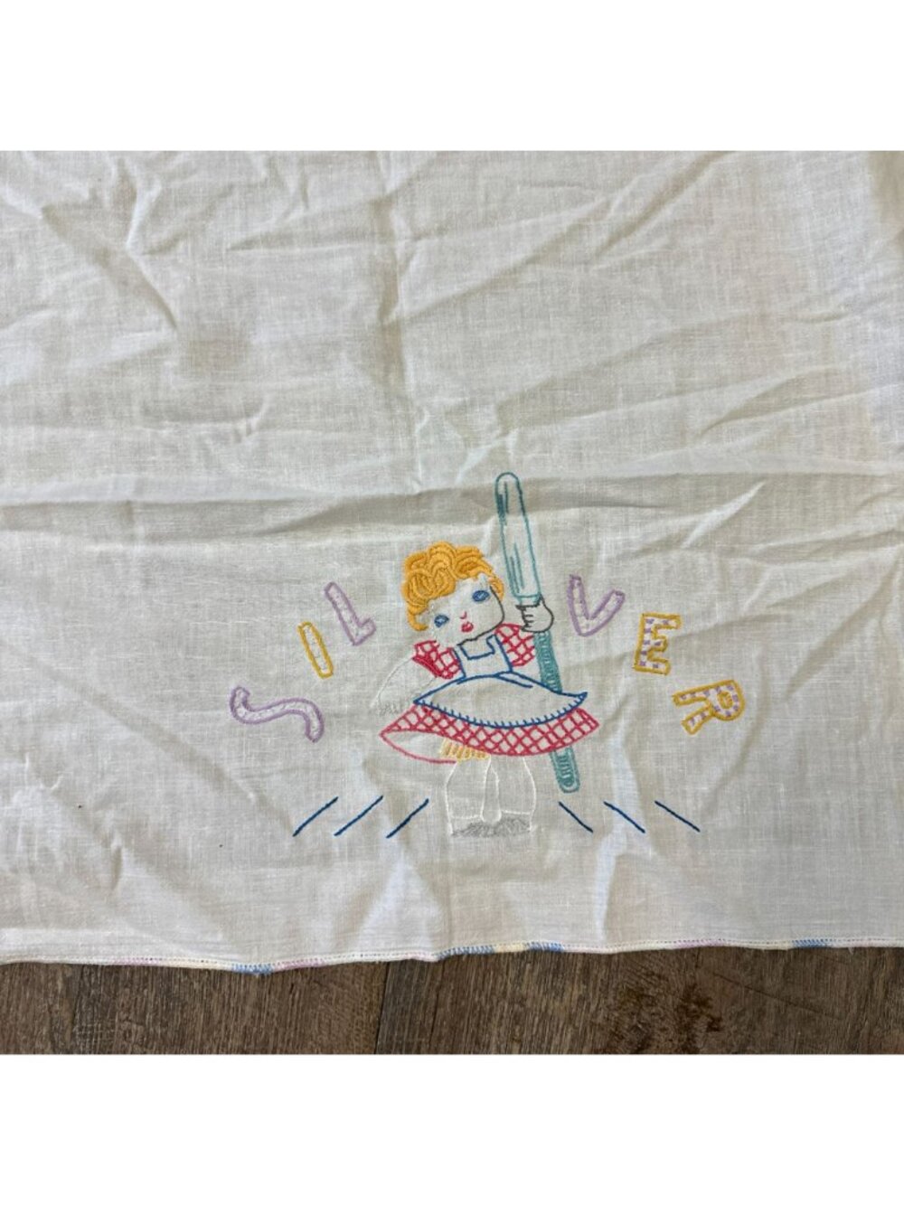 Vintage 1950s Embroidered Strawberry Tablecloth Fruit Square Tea Cloth 38x41 - Picture 5 of 8